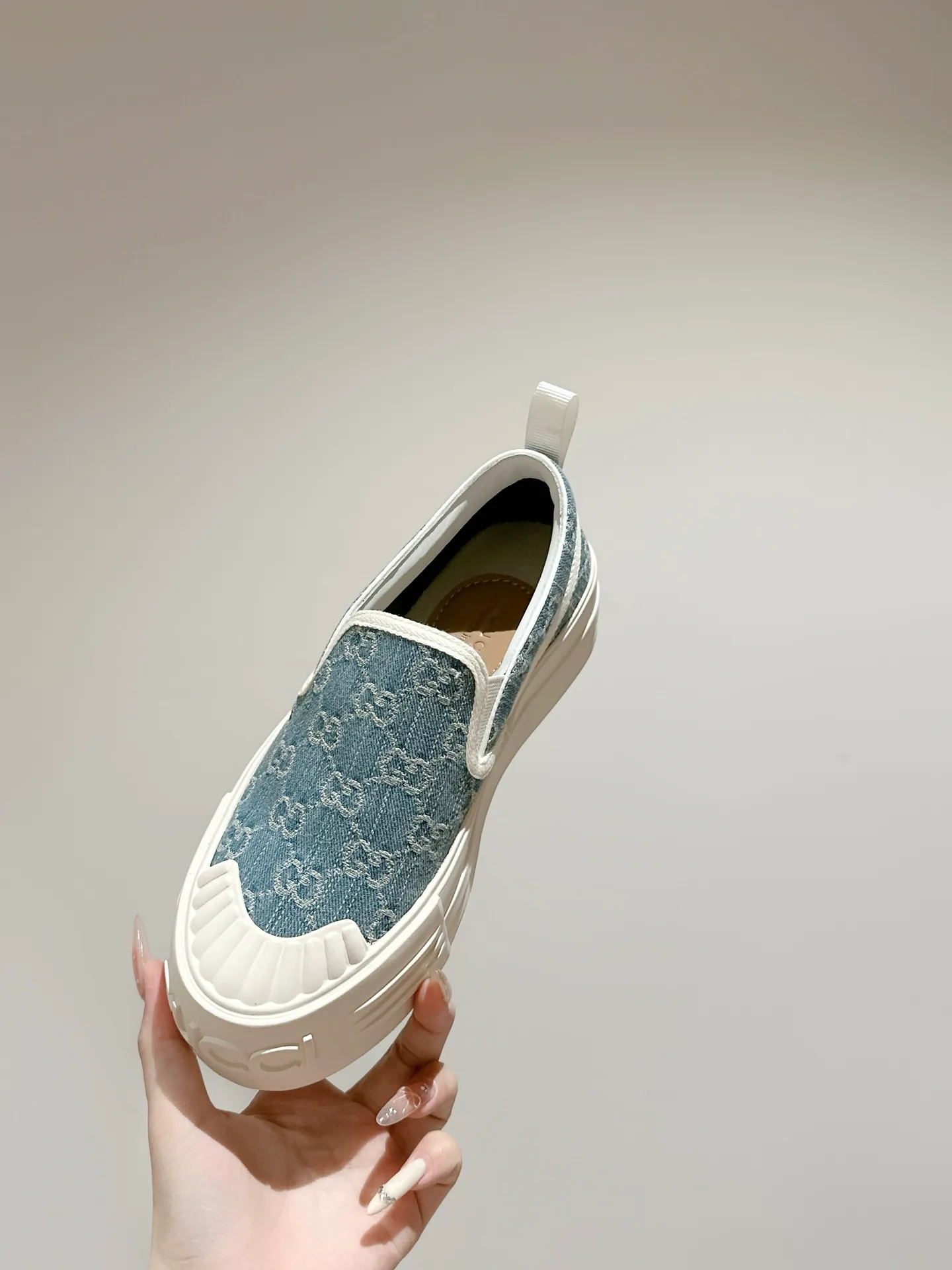 👟👟Ex-factory price 520👟👟 Women's models are new🆕 Arrival Gucci tennis 1977 classic Loft series canvas shoes... 2025 hot recommended model, G+1977×Disney cooperation series... GG canvas is made of finished products and incorporates brand elements. The retro style is rich, the classics and feelings are perfect for recall! Each color fabric developed by the original version is customized by the original version, and we pursue the ultimate in large-scale products! Market-level top version ⚠ Fabric: Customized GG cloth electric embroidery/5D washed distressed canvas Lining: Customized terry cloth lining (the feet are fitted and cannot be disassembled) Outsole: Original molded TPU two-color outsole Size: 35-40 (41 customized)